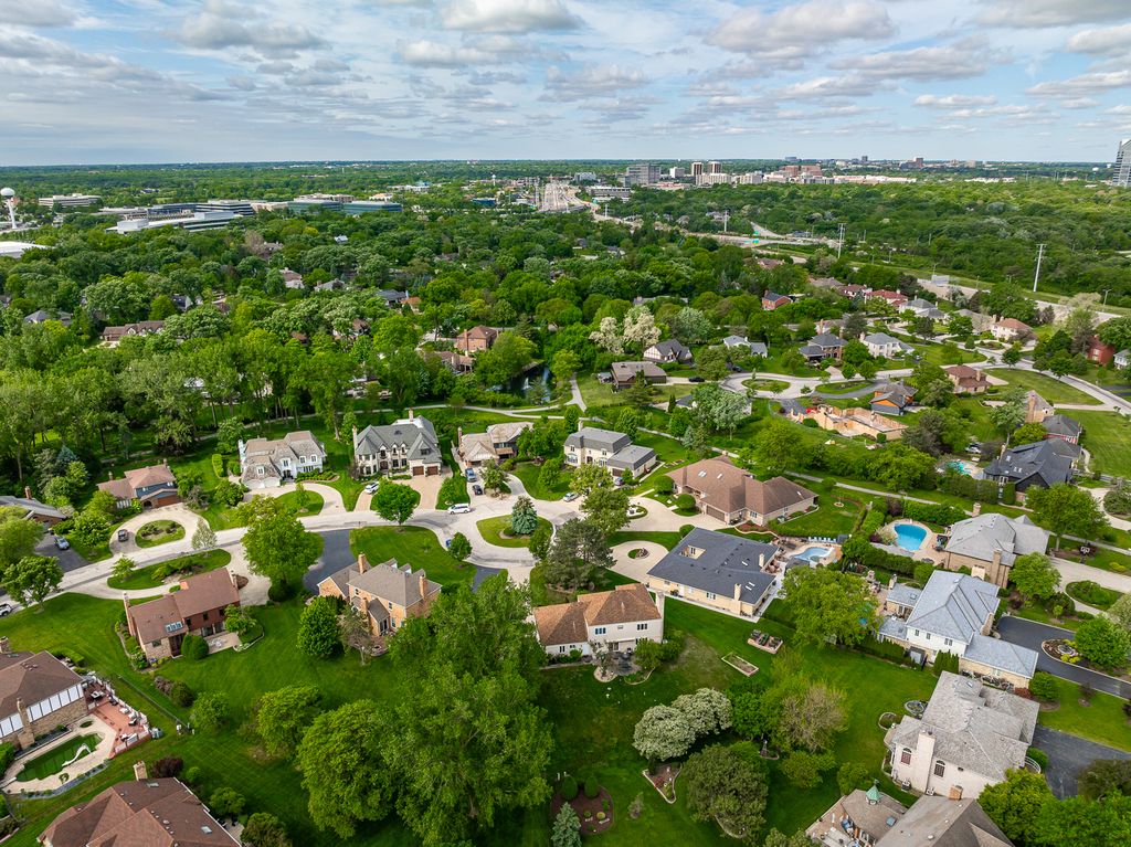 Image 21 of property listing at 306 Woodview Court, Oak Brook, IL 60523