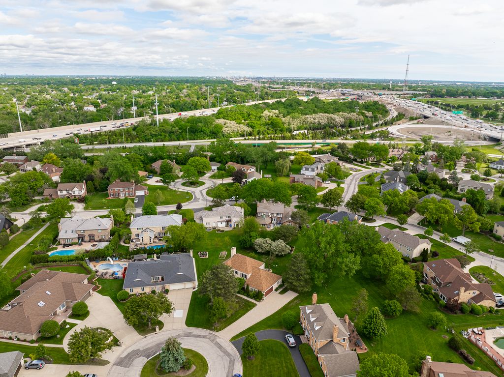 Image 22 of property listing at 306 Woodview Court, Oak Brook, IL 60523
