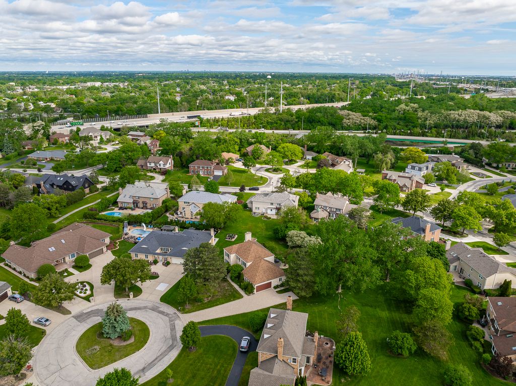 Image 23 of property listing at 306 Woodview Court, Oak Brook, IL 60523