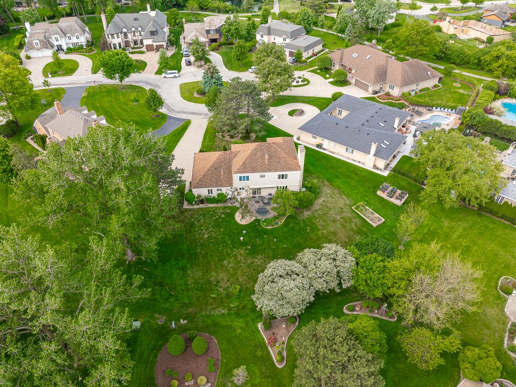 Image 5 of property listing at 306 Woodview Court, Oak Brook, IL 60523