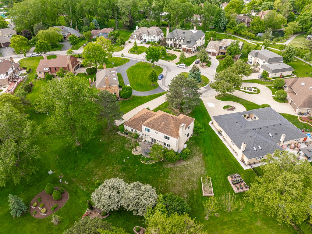 Image 6 of property listing at 306 Woodview Court, Oak Brook, IL 60523