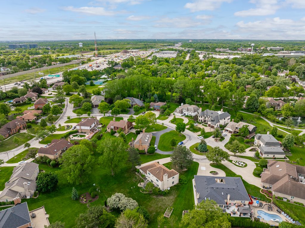Image 7 of property listing at 306 Woodview Court, Oak Brook, IL 60523