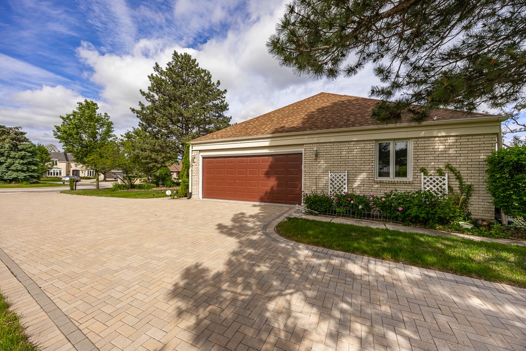 Image 8 of property listing at 306 Woodview Court, Oak Brook, IL 60523