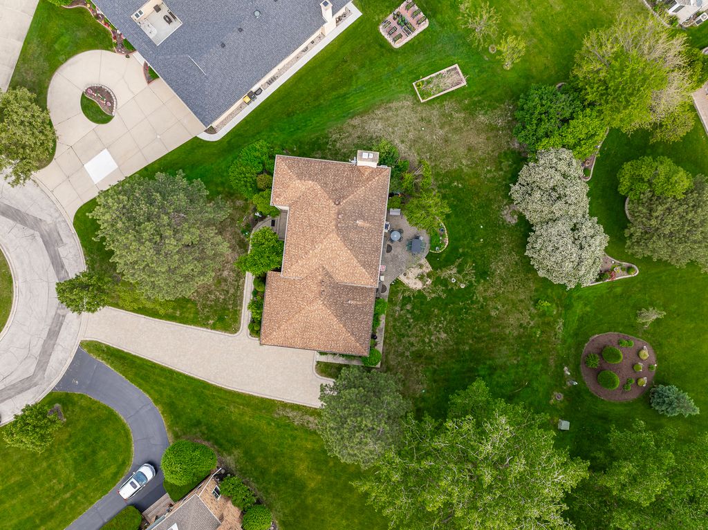 Image 9 of property listing at 306 Woodview Court, Oak Brook, IL 60523