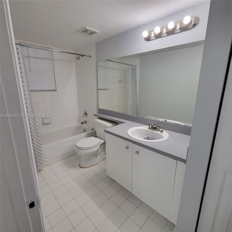 711 SW 111th Way 301, Pembroke Pines, FL 33025