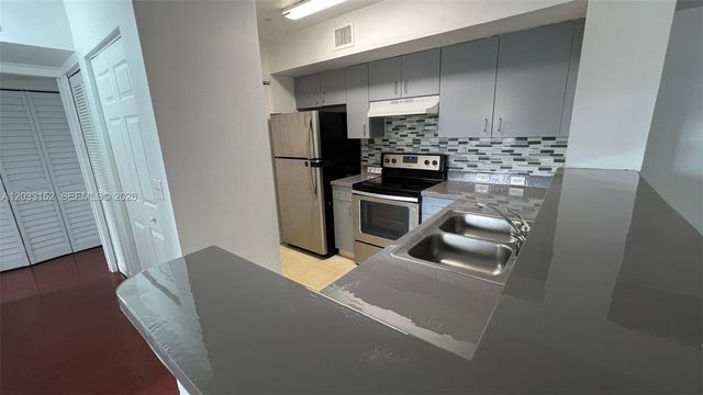 711 SW 111th Way 301, Pembroke Pines, FL 33025