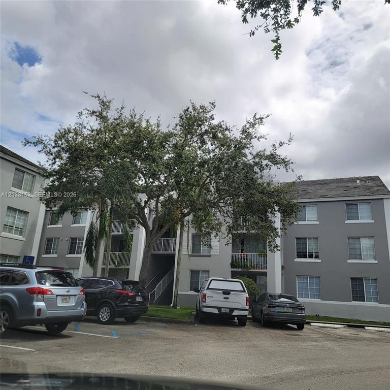 711 SW 111th Way 301, Pembroke Pines, FL 33025