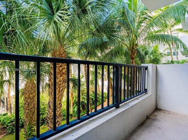 2421 NE 65th St 309, Fort Lauderdale, FL 33308