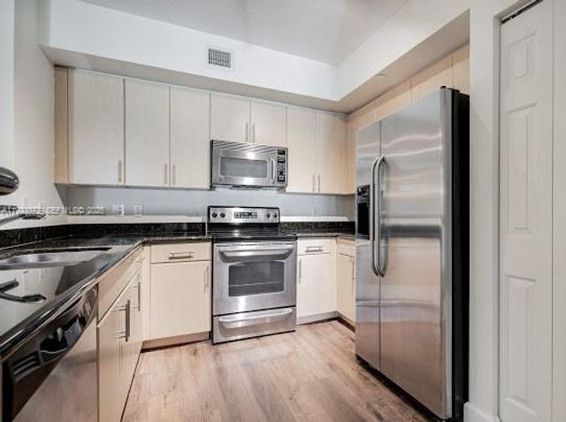 2421 NE 65th St 309, Fort Lauderdale, FL 33308