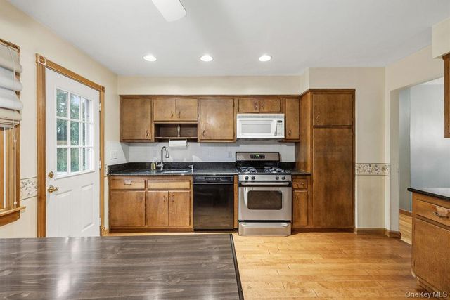 5 Newport Court, Suffern, NY 10901