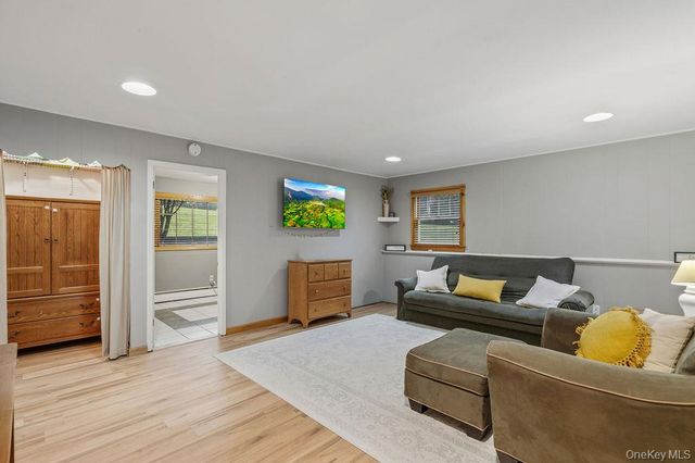 5 Newport Court, Suffern, NY 10901