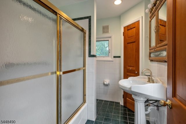 35 Park Ave, Dumont Boro, NJ 07628
