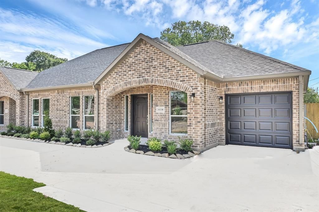 5025 Mallow Street A and B, Houston, TX 77033