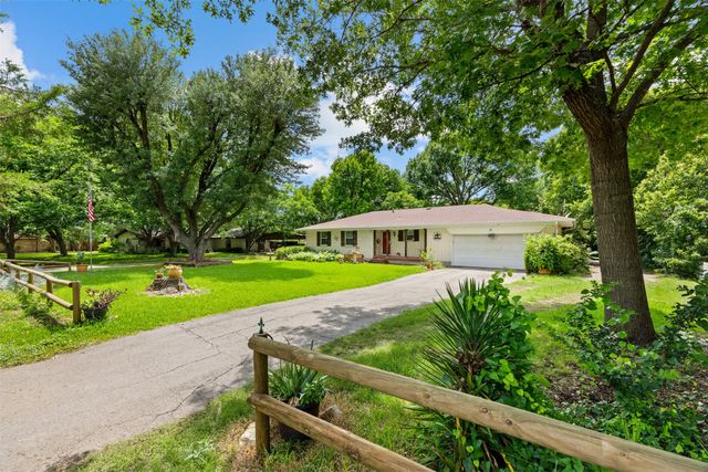 325 Oakwood Drive, Lancaster, TX 75146