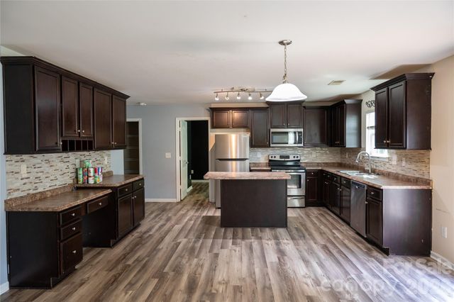 9702 Pond Vista Court, Charlotte, NC 28216