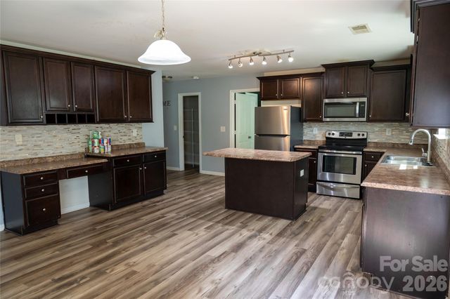 9702 Pond Vista Court, Charlotte, NC 28216