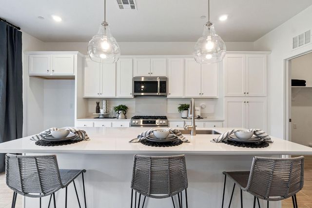 868 Traverse Drive S, Madera, CA 93636