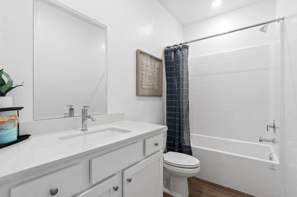 Image 10 of property listing at 868 Traverse Drive S, Madera, CA 93636