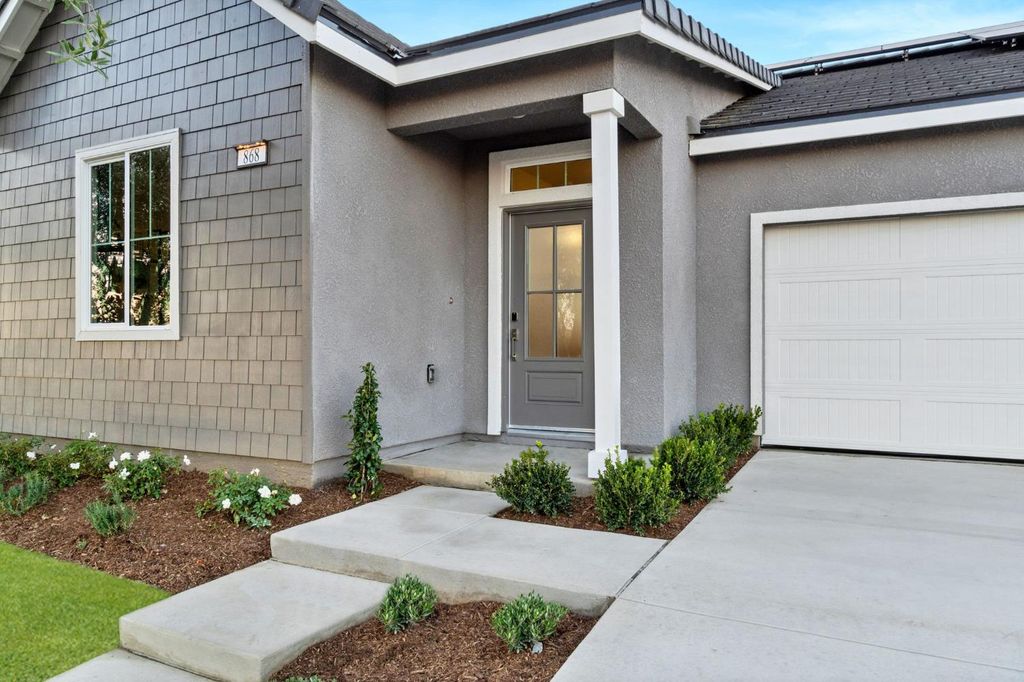 Image 2 of property listing at 868 Traverse Drive S, Madera, CA 93636