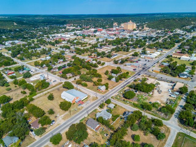 905 6th Avenue SE, Mineral Wells, TX 76067