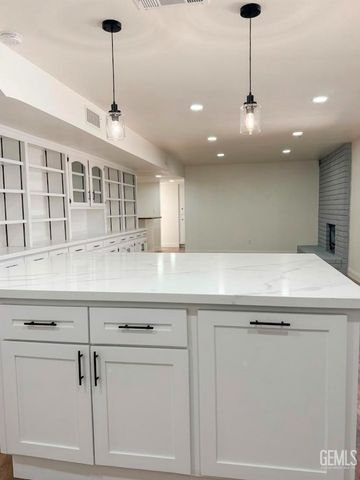 1501 Westbourne Way, Bakersfield, CA 93309