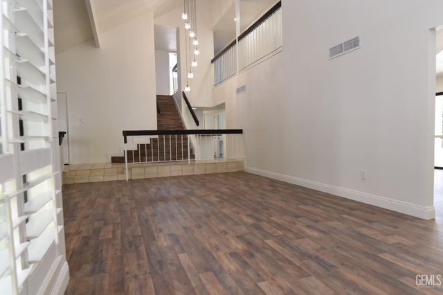 1501 Westbourne Way, Bakersfield, CA 93309
