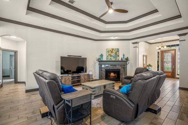 9048 Grand Lake Estates Drive, Montgomery, TX 77316