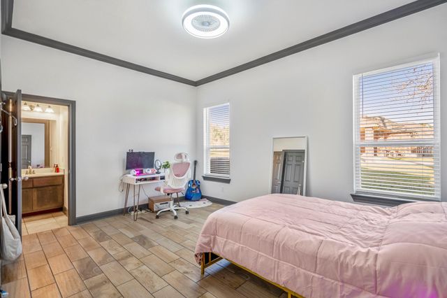 9048 Grand Lake Estates Drive, Montgomery, TX 77316