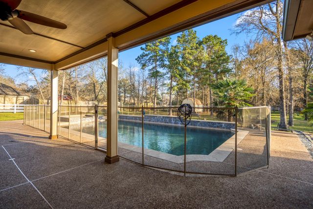 9048 Grand Lake Estates Drive, Montgomery, TX 77316