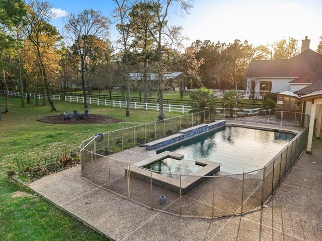 9048 Grand Lake Estates Drive, Montgomery, TX 77316