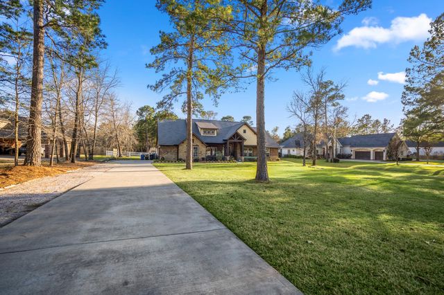 9048 Grand Lake Estates Drive, Montgomery, TX 77316