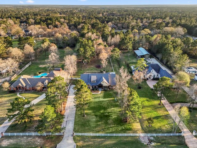 9048 Grand Lake Estates Drive, Montgomery, TX 77316