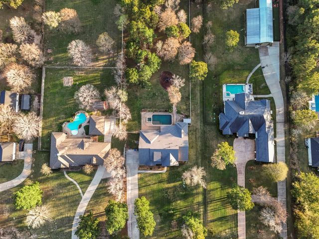 9048 Grand Lake Estates Drive, Montgomery, TX 77316