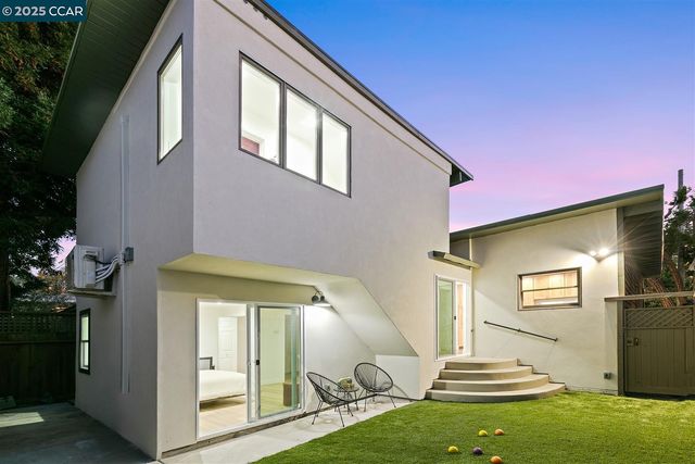 2703 Mathews St, Berkeley, CA 94702