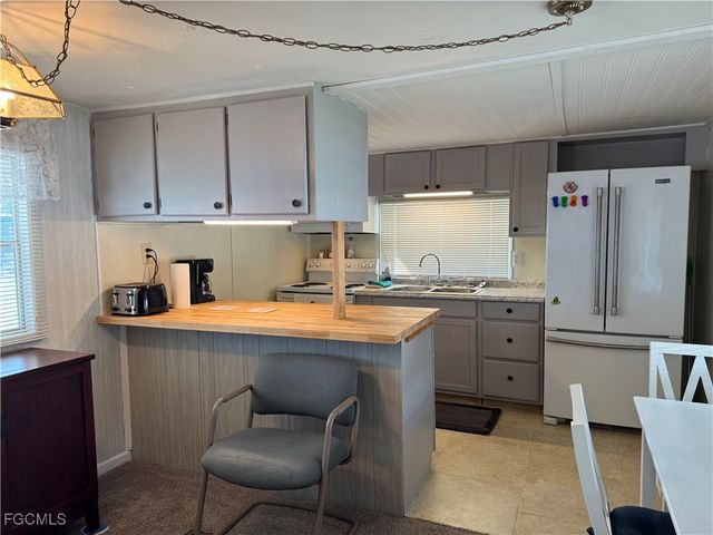 49 Poinsettia DR, Fort Myers, FL 33905