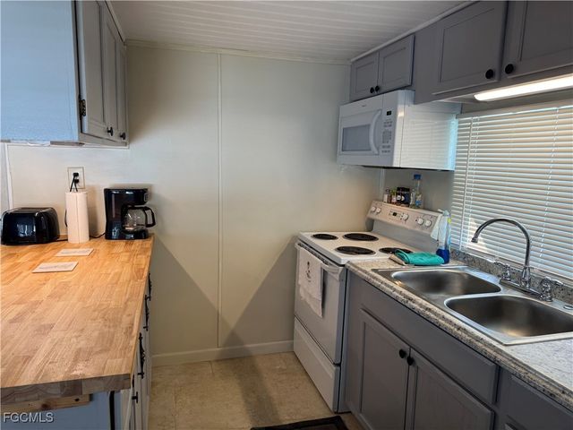 49 Poinsettia DR, Fort Myers, FL 33905