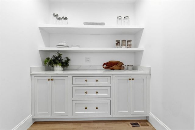 40 Foxcroft Rd, Winchester, MA 01890