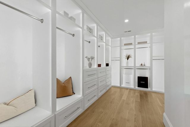 40 Foxcroft Rd, Winchester, MA 01890