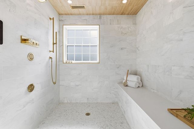 40 Foxcroft Rd, Winchester, MA 01890