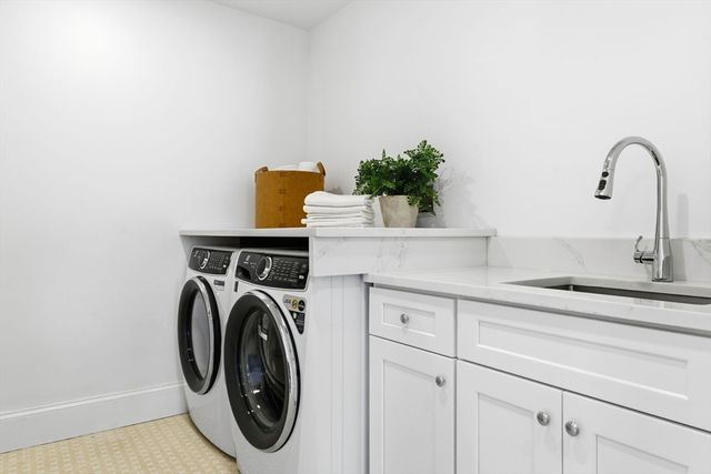 40 Foxcroft Rd, Winchester, MA 01890