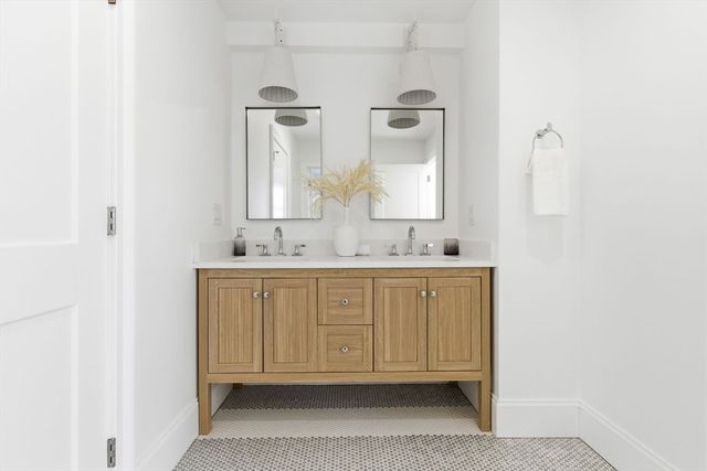 40 Foxcroft Rd, Winchester, MA 01890