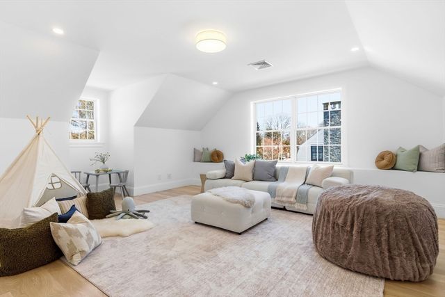 40 Foxcroft Rd, Winchester, MA 01890