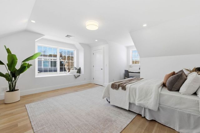 40 Foxcroft Rd, Winchester, MA 01890