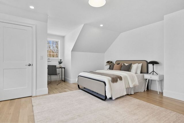 40 Foxcroft Rd, Winchester, MA 01890