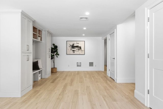 40 Foxcroft Rd, Winchester, MA 01890