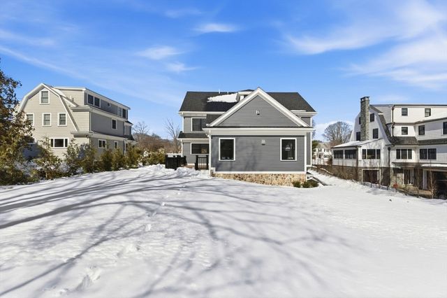 40 Foxcroft Rd, Winchester, MA 01890