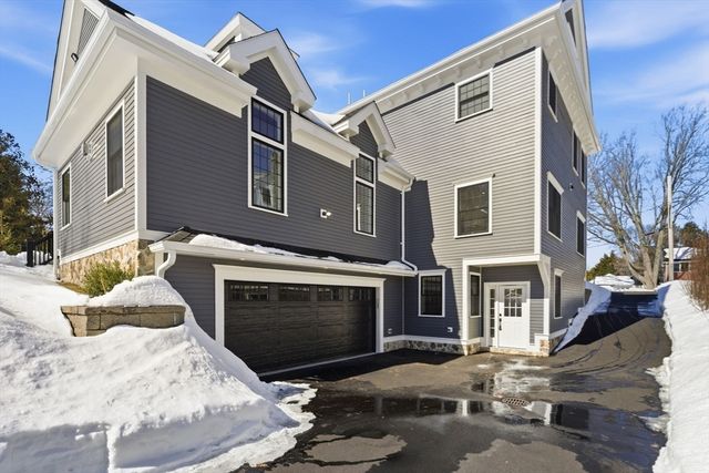 40 Foxcroft Rd, Winchester, MA 01890