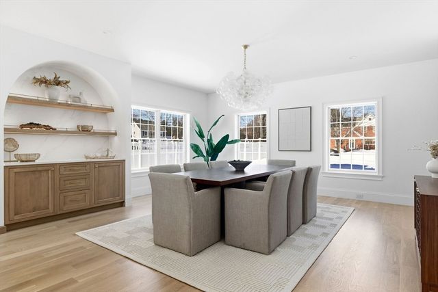 40 Foxcroft Rd, Winchester, MA 01890