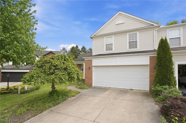 560 Canterbury Lane, Sagamore Hills, OH 44067