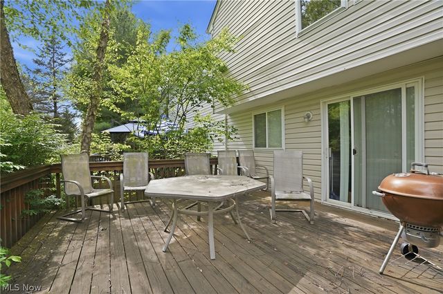 560 Canterbury Lane, Sagamore Hills, OH 44067